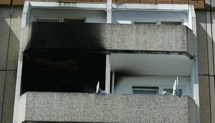 Nächtlicher Brand sorgt für eine dicke Rußschicht - 
              <p class="artikelinhalt">Der verrußte Balkon zeugt von der immensen Rauchentwicklung des Wohnungsbrands am Mittwoch an der Bahnhofstraße. </p>
            
