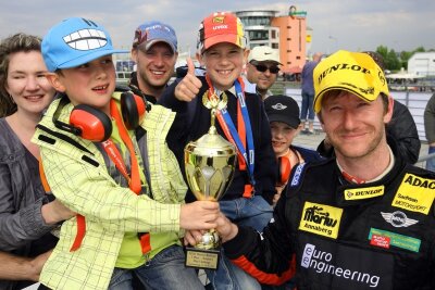 
              <p class="artikelinhalt">Steve Kirsch aus Oberlungwitz fährt im Rennen der Mini-Challenge auf Platz 3. Seine jüngsten Fans ließ der Oberlungwitzer am Erfolg teilhaben: Sie durften nach der Siegerehrung den Pokal halten. </p>
            