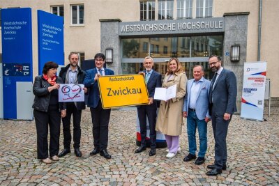 Nach 126 Jahren als Hochschulstandort darf sich Zwickau jetzt offiziell Hochschulstadt nennen - Mit Armin Schuster und Sebastian Gemkow waren gleich zwei Minister zur Verleihung des Titels „Hochschulstadt“ nach Zwickau gekommen.