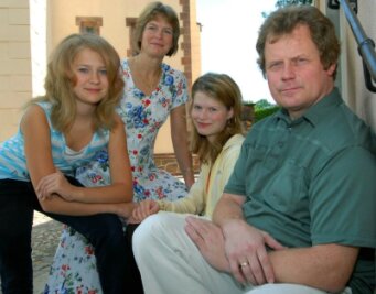 "Nach 13 Jahren ist eine gute Zeit für einen Wechsel" - 
              <p class="artikelinhalt">Matthäus Richter mit seiner Frau Maria und den Töchtern Tina (links) und Anne-Kathrin. </p>
            