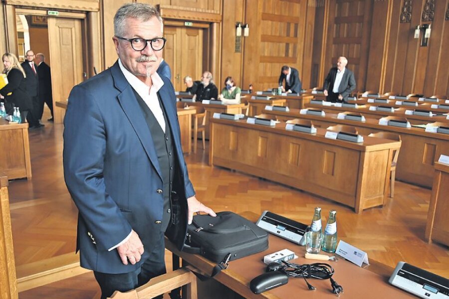 Nach 14 Jahren als Bürgermeister: Chemnitzer Ordnungs-Chef Miko Runkel geht in den Ruhestand - Seine 153. Stadtratssitzung am gestrigen Mittwoch war auch seine letzte: Ordnungsbürgermeister Miko Runkel hört zum Monatsende auf. Doch zuvor liegt noch einiges an Arbeit auf seinem Schreibtisch. 
