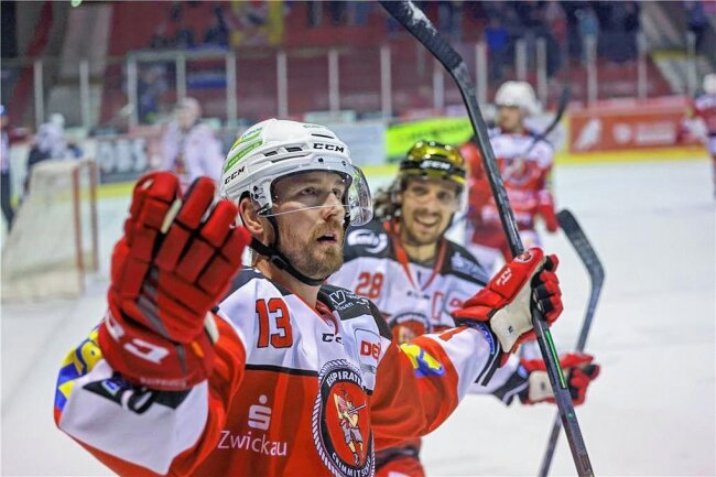 Nach 14 Jahren im Sahnpark: Eispiraten-Rekordspieler André Schietzold wechselt nach Leipzig - Sie jubeln nicht mehr für die Eispiraten Crimmitschau: Nach Patrick Pohl (hinten) wechselt auch André Schietzold in die Oberliga. 