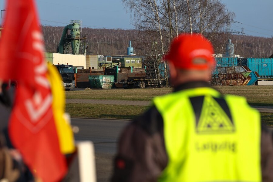 Nach 180 Tagen: IG Metall beendet Streik bei SRW - Ein Streikposten steht vor dem Recycling-Betrieb SRW.