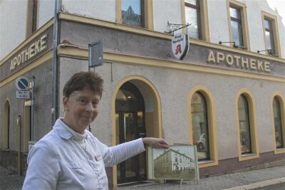 Nach 230 Jahren: Warum die Elsterberger Burg-Apotheke schließen muss - Apothekerin Nicola Schwelle mit einer historischen Aufnahme aus der ersten Hälfte des 20. Jahrhunderts. Sie schließt die Pharmazie zum 31. Dezember.