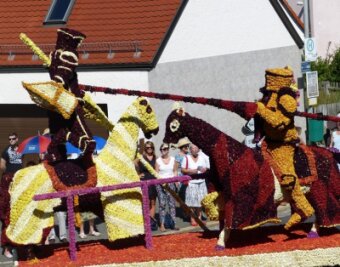 Nach 25 Jahren sind neue Anstöße gefragt - Diese Ritter aus Blumen gewannen in diesem Jahr den Wettbewerb beim Blumenfest in Röthenbach.