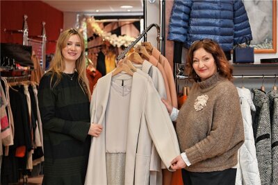 Nach 27 Jahren in Penig: Modeboutique schließt - Geschäftsinhaberin Constanze Petzold (r.) und ihre Tochter Henriette Petzold in der Boutique Constanze Life-Style in Penig. Nach 27 Jahren schließt das Geschäft. 