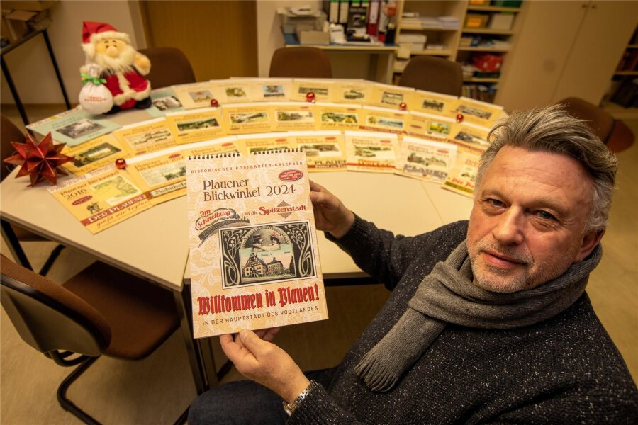 Nach 28 Jahren Blickwinkel: Plauener Druckerei bringt letzten historischen Kalender heraus - Joachim Ott hält seinen letzten Blickwinkel-Kalender in den Händen.