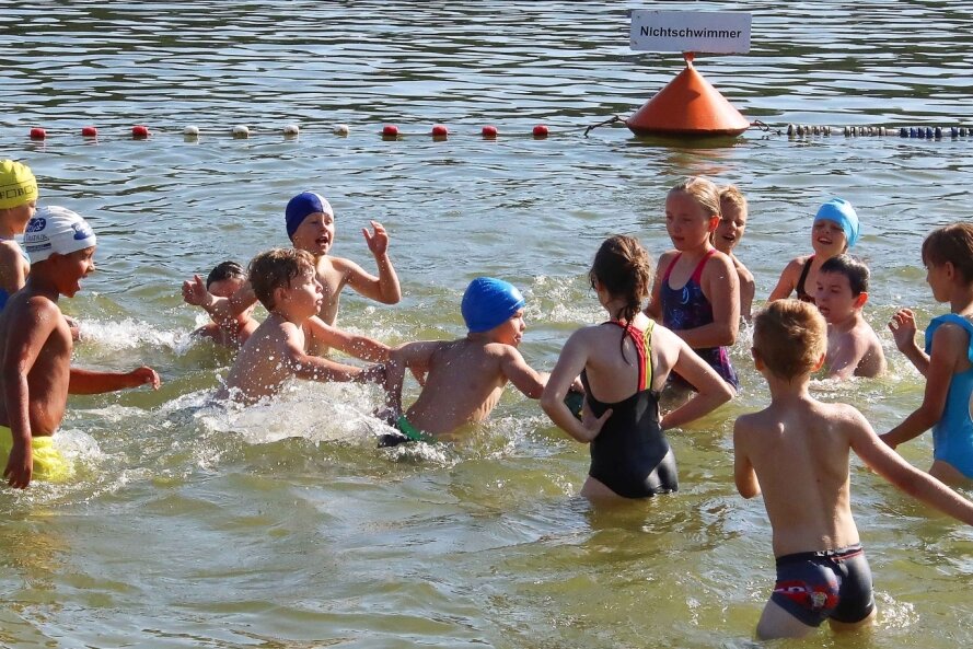 Beim Schwimmunterricht im Strandbad der Koberbachtalsperre stand für die Mädchen und Jungen der Umweltschule Werdau auch Spiel und Spaß auf dem Programm.