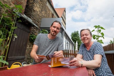 Nach 32 Jahren: Plauener Malzhaus-Chefin übergibt jetzt ihr Lebenswerk - Ute Gotter und Christian Dressel im Malzhaus-Biergarten. Der Plauener tritt in ihre Fußstapfen. 