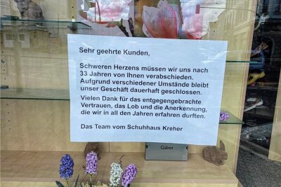 Nach 33 Jahren: Insolventes Schuhgeschäft in Plauen schließt für immer - Aushang am Schaufenster des Schuhhauses Kreher in Plauen: Das Ladengeschäft wird nicht wieder öffnen.