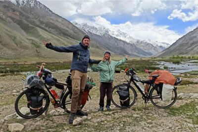 Nach 34.000 Kilometern auf dem Sattel: Chemnitzer von Fahrrad-Weltreise zurück - Patric Montag und Diana Schmidt aus Chemnitz nach erfolgreicher Überquerung des Shandur Passes in Pakistan.