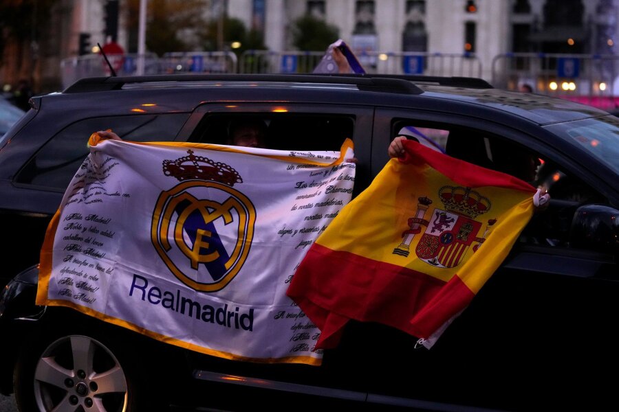 Nach 36. Meistertitel: Lobeshymnen auf Real und Ancelotti - Die Fans von Real Madrid feiern auf dem Cibeles-Platz nachdem ihre Mannschaft den Titel in der La Liga gewonnen hat.