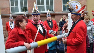 Nach 40 Jahren als Ortschefin in Wechselburg: Renate Naumann sagt Adieu - Faschingsauftakt im November 2016: Die Rathauschefin übergibt den symbolischen Rathausschlüssel ohne Murren an die Narren. 