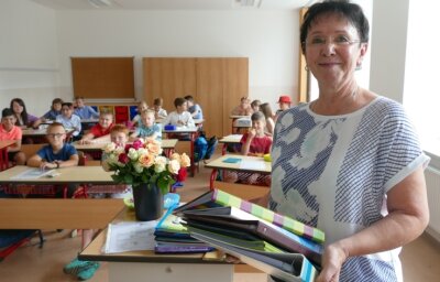 Nach 44 Jahren: Lehrerin wechselt von Klassenzimmer in den Garten - Zum letzten Mal hat Angela Hofmann Ende vergangener Woche ihren Schülern die Zeugnisse überreicht. 
