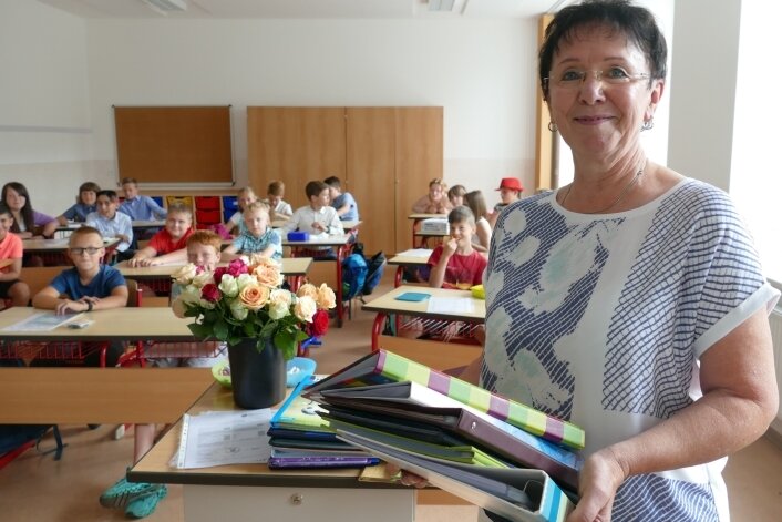 Nach 44 Jahren: Lehrerin wechselt von Klassenzimmer in den Garten - Zum letzten Mal hat Angela Hofmann Ende vergangener Woche ihren Schülern die Zeugnisse überreicht. 