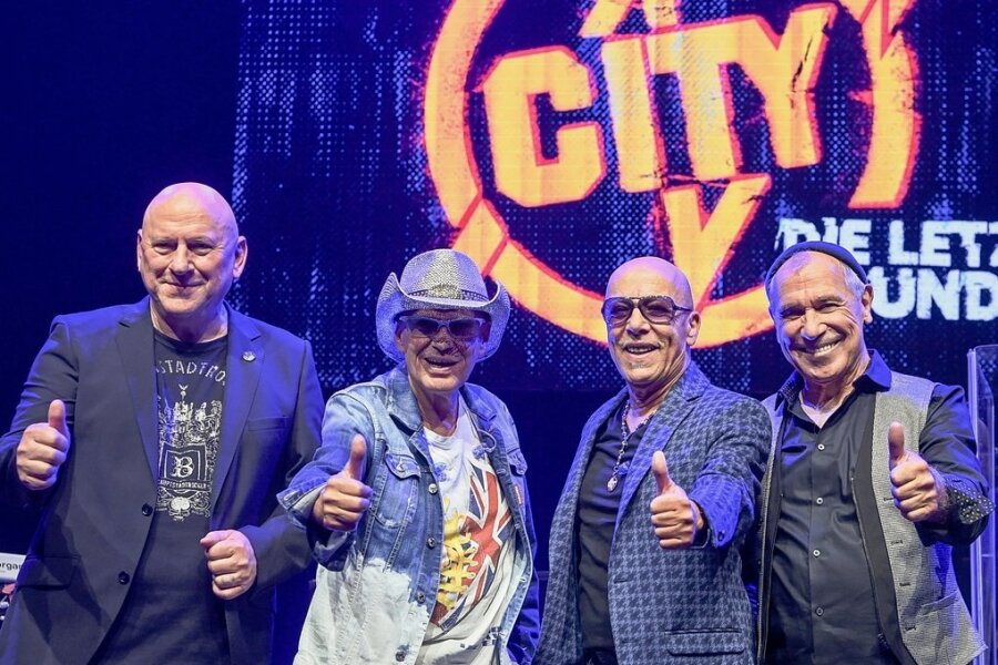 2023 ist Ende Gelände: Keyboarder Manfred Hennig (69), Gitarrist Fritz Puppel (76), Sänger Toni Krahl (71) und Geiger Georgi Gogow (73) von City bei der Verkündung ihrer Abschiedspläne. 