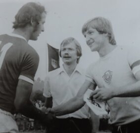 Nach 50 Jahren: FSV-Schiri wird für Lebenswerk ausgezeichnet - 29. Juli 1978: Dietmar Neubert (Mitte) assistiert als Linienrichter beim Stadion-Einweihungsspiel der BSG Aufbau Krumhermersdorf gegen Dynamo Dresden (0:11) - hier neben Dynamo-Legende "Dixie" Dörner (rechts). 