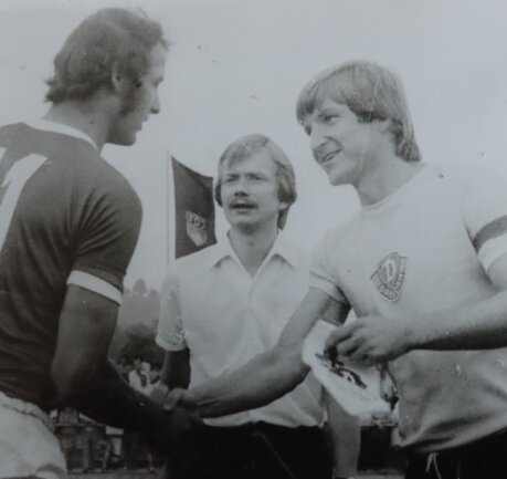 29. Juli 1978: Dietmar Neubert (Mitte) assistiert als Linienrichter beim Stadion-Einweihungsspiel der BSG Aufbau Krumhermersdorf gegen Dynamo Dresden (0:11) - hier neben Dynamo-Legende "Dixie" Dörner (rechts). 