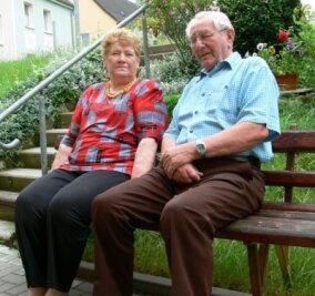 Nach 50 Jahren Platzverweis für die Parkbank - 
              <p class="artikelinhalt">Gisela und Horst Löffler bei einer ihrer letzten Ruhepausen auf der Gartenbank vorm Haus. Inzwischen hat die WBG diese und eine zweite Bank im Keller verschwinden lassen.</p>
            