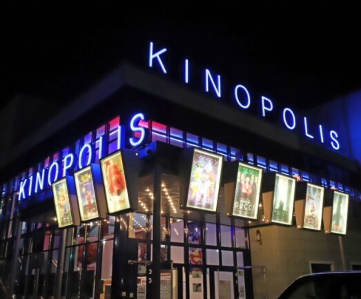 Bei Abend- und Nachtdämmerung ist es weithin zu sehen: Im Kinopolis Freiberg sind nach der erneuten Corona-Schließzeit wieder Besucher willkommen. 