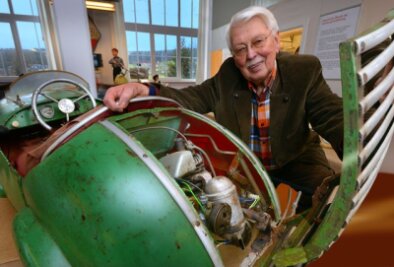Nach 61 Jahren sein Auto wiedergefunden - Der Zwickauer Lothar Kahle schaut sich in Gelenau den nachgerüsteten Motor in seinem 1954 gebauten Auto an.
