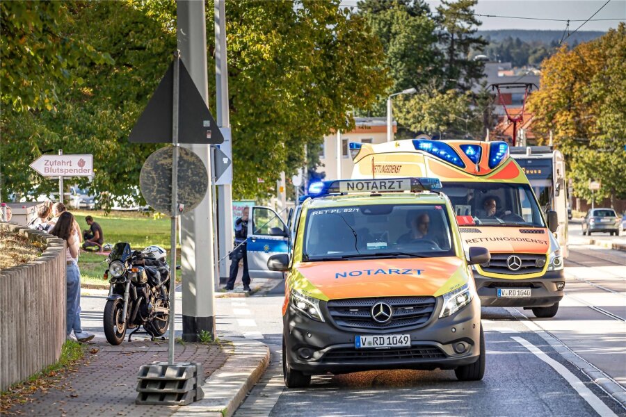 Nach Abbiegefehler: 69-jähriger Motorradfahrer verunglückt - Ein schwerer Verkehrsunfall hat sich auf der Röntgenstraße ereignet.