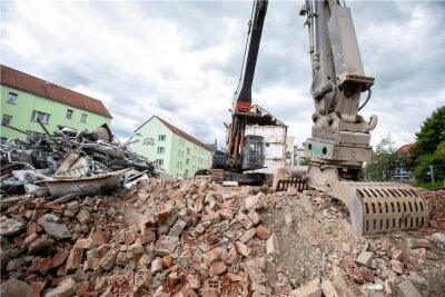 Nach Abbruch an der Krausenstraße: AWG Plauen will in Kürze Neubau-Projekt präsentieren - Die Abbruchfirma Dotzauer aus Lengenfeld hat ein Wohngebäude in Plauen abgerissen: Platz für einen Neubau.