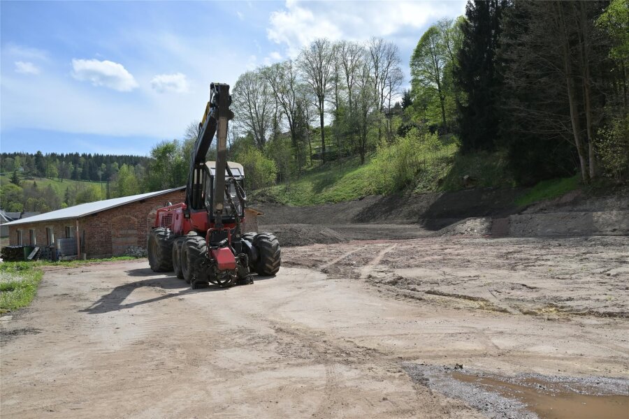 Nach Abbruch von altem Sägewerk in Blauenthal verursacht die Geländeregulierung Mehrkosten - Dort, wo das Sägewerk in Blauenthal abgerissen wurde, wird das Gelände für einen eventuellen Neubau reguliert.