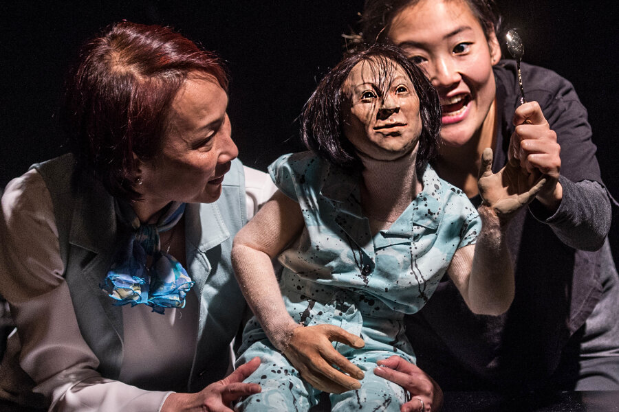 Das Stück "So glücklich, dass Du Angst bekommst" hatte 2021 in Chemnitz Premiere, nun wird das Werk des Figurentheaters auch beim Festival "Wildwechsel" in Zwickau gezeigt. Im Bild Darstellerin Thúy Nga Ðinh  und Puppenspielerin Keumbyul Lim. 