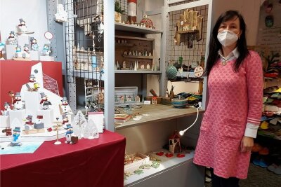 Nach Absage: Weihnachtsmarkthändler in Chemnitz ziehen in leeres Geschäft - Romy Hobler verkauft im Rosenhof Holzfiguren aus der Werkstatt ihres Mannes und Produkte von sieben weiteren Kunsthandwerkern. 