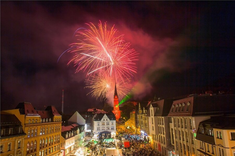 Gilt als ein Höhepunkt des Auer Stadtfestes: das Feuerwerk hinter der Roten Kirche.