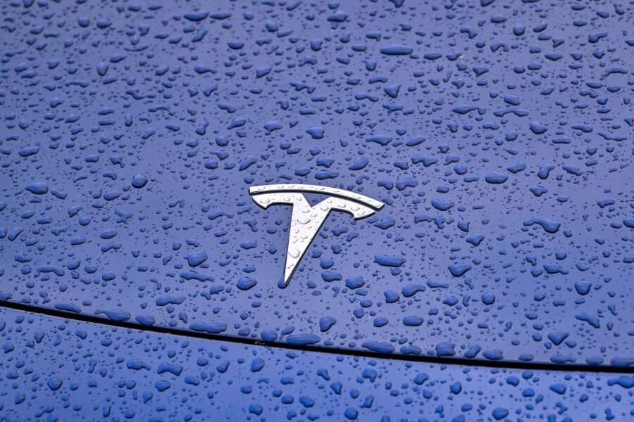 Nach Absatz-Rückgang: Günstigere Teslas kommen schneller - Steht Tesla im Regen? Die vergangenen Wochen waren turbulent für den Elektroauto-Vorreiter.