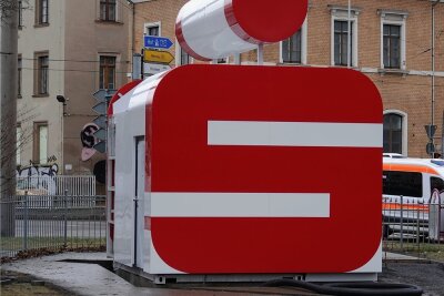 Nach Abschaffung von Strafzinsen: Sparkasse Zwickau überprüft Regelung - Hinter dem Logo verbirgt sich ein Geldautomat. 