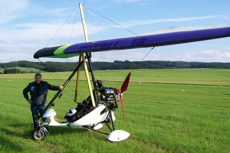 Nach Absturz in Jahnsdorf: Verunglückter Flieger spricht über Drama - Ulrich Neubert mit seinem Trike. Er hatte sich bei einer Bruchlandung schwer verletzt. Seit 2013 fliegt er nach eigenen Angaben mit solch motorisierten Fliegern, davor aber auch schon mit Drachenflieger. 