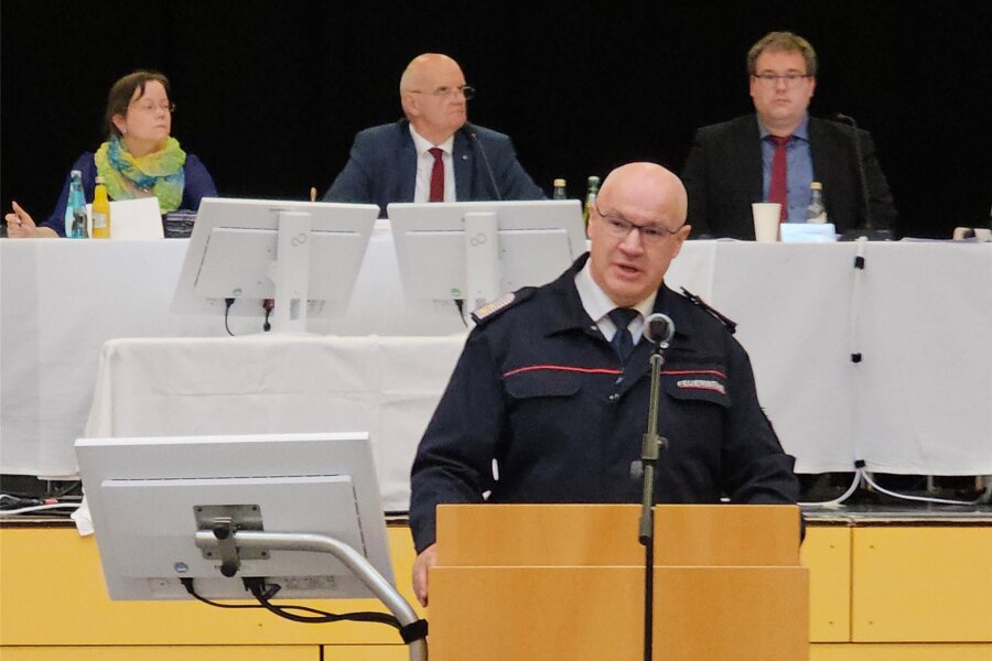 Nach Alarmsignal redet die Feuerwehr im Kreistag Mittelsachsen - Der Chef des Kreisfeuerwehrbandes Michael Tatz erhielt am Mittwoch im Kreistag Rederecht.