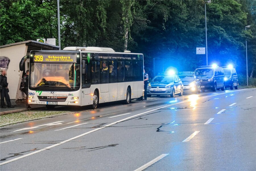 Nach Angriff auf Ausländer im Bus: Zwei Erzgebirger vor Gericht verurteilt - Im Linienbus von Aue nach Schneeberg kam es im Sommer 2021 zu einer Auseinandersetzung, zu der jetzt vorm Amtsgericht Aue-Bad Schlema verhandelt wurde.