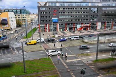 Nach Angriff auf Kulturmanager in Chemnitz: Polizei sucht Zeugen - Vorm Haupteingang der Sparkasse an der Bahnhofstraße hat sich der Angriff am 25. März gegen 2.10 Uhr ereignet. 