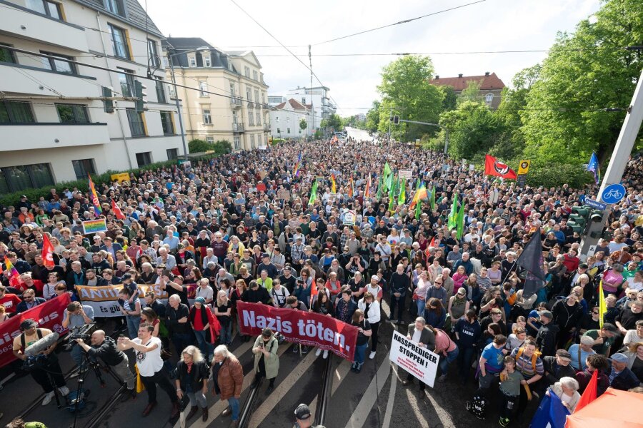 Nach Angriff auf SPD-Politiker: Hunderte bei Demonstration - Teilnehmer einer Kundgebung anlässlich eines Angriffs auf einen SPD-Politiker stehen auf dem Pohlandplatz.