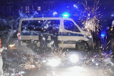 Nach Angriffen mit Pyrotechnik: Heftige Debatte um Böllerverbot - Nach Angriffen auf Einsatzkräfte in der Silvesternacht - wie auf dem Foto in Berlin - hat die Diskussion um Konsequenzen begonnen. 