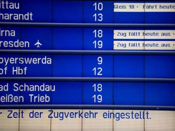 Nach Anschlägen auf Bahnanlagen: Zugverkehr in Chemnitz läuft an - Auf einer Hinweistafel im Hauptbahnhof in Dresden wird auf Ausfälle und Verspätungen im Zugverkehr hingewiesen.