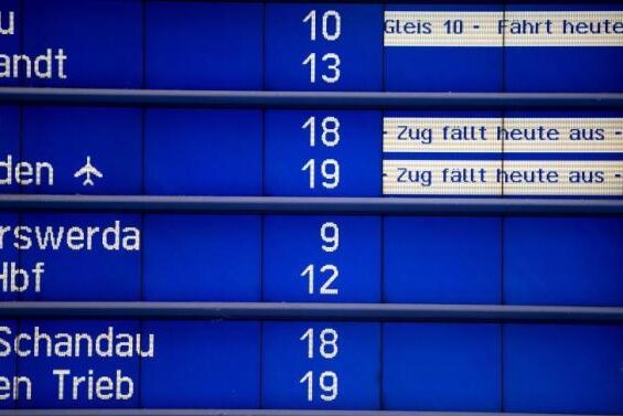 Nach Anschlägen auf Bahnanlagen: Zugverkehr in Chemnitz läuft an - Auf einer Hinweistafel im Hauptbahnhof in Dresden wird auf Ausfälle und Verspätungen im Zugverkehr hingewiesen.