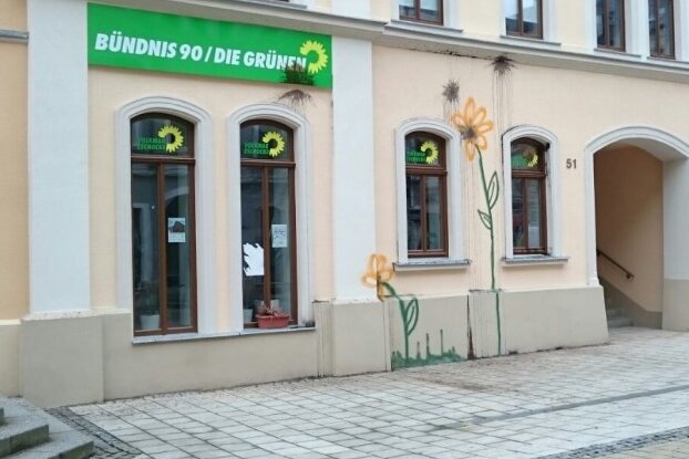 Nach Anschlag auf Grünen-Büro: Flowerpower am Brühl - Das Büro der Grünen am Brühl wurde von Unbekannten mit Blumen bemalt.