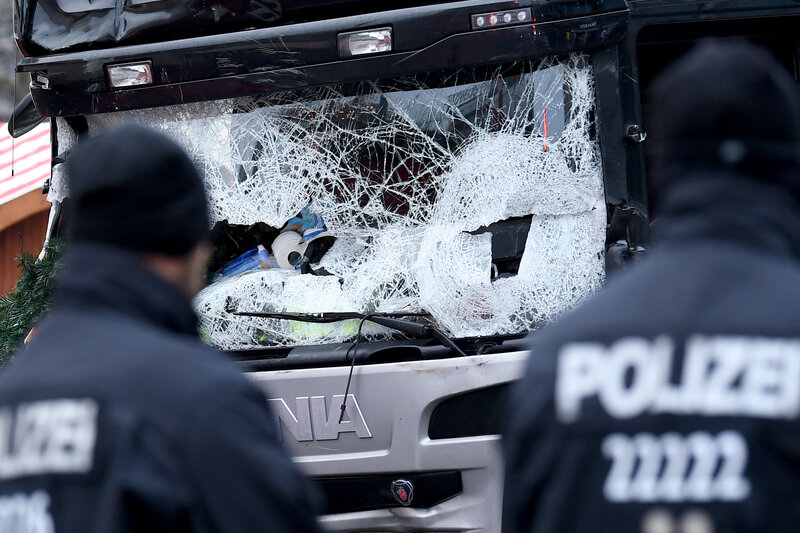 Nach Anschlag in Berlin: Personaldokumente in Lkw gefunden - Fahndung nach Verdächtigem läuft - 