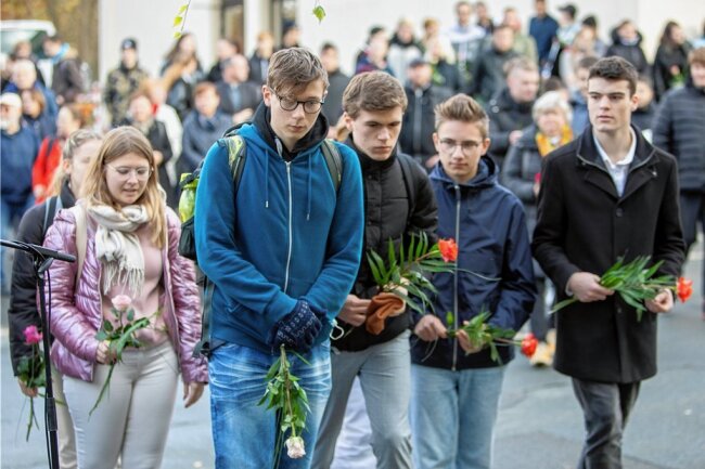 Nach antisemitischen Reden im Vorfeld: Plauener gedenken Reichspogromnacht und mahnen - Schüler von mehreren Plauener Bildungseinrichtungen beteiligten sich auch in diesem Jahr an der Gedenkveranstaltung für die Novemberpogromnacht in Plauen.