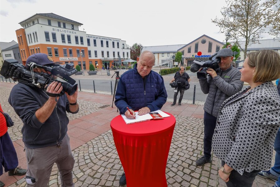Nach Attacke auf Matthias Ecke: Was Meeraner im „Mut-mach-Buch“ dem SPD-Europaabgeordneten wünschen - Heiko Nitzschke hat sich am Mittwoch in das „Mut-mach-Buch“ eingetragen. Zwei TV-Teams verfolgten den Termin auf dem Markt.