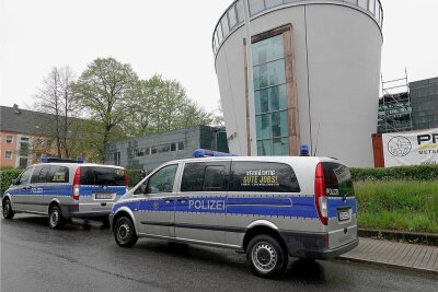 Nach Attacken in anderen Städten: Schutz der Synagoge in Chemnitz verstärkt - Die Synagoge an der Stollberger Straße wird von Polizisten bewacht.