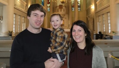 Nach Ausbildung in Mühltroff nun Pfarrer fürs ganze Vogtland - Fototermin in der Schlosskirche Netzschkau. Samuel Friebis mit seiner Frau Julia und dem zweijährigen Sohn Josia. 