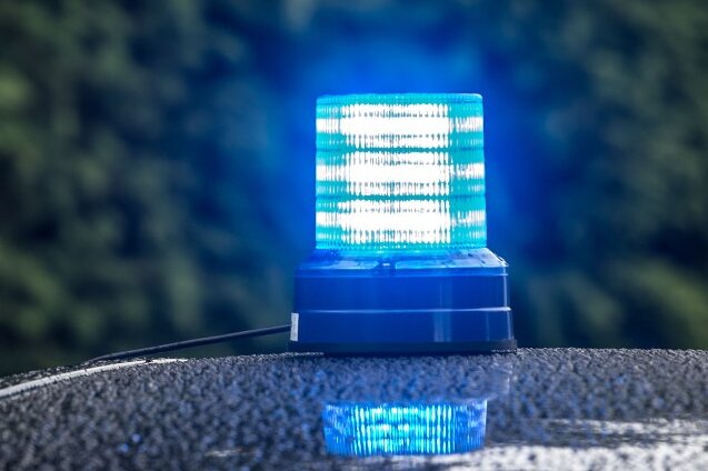 Nach Auseinandersetzung: Polizei stellt gesuchten Autofahrer - In Hohenstein-Ernstthal ist Zivilfahndern am Montag ein Mann ins Netz gegangen, der zuvor eine Frau mit einer Waffe bedroht haben soll.  