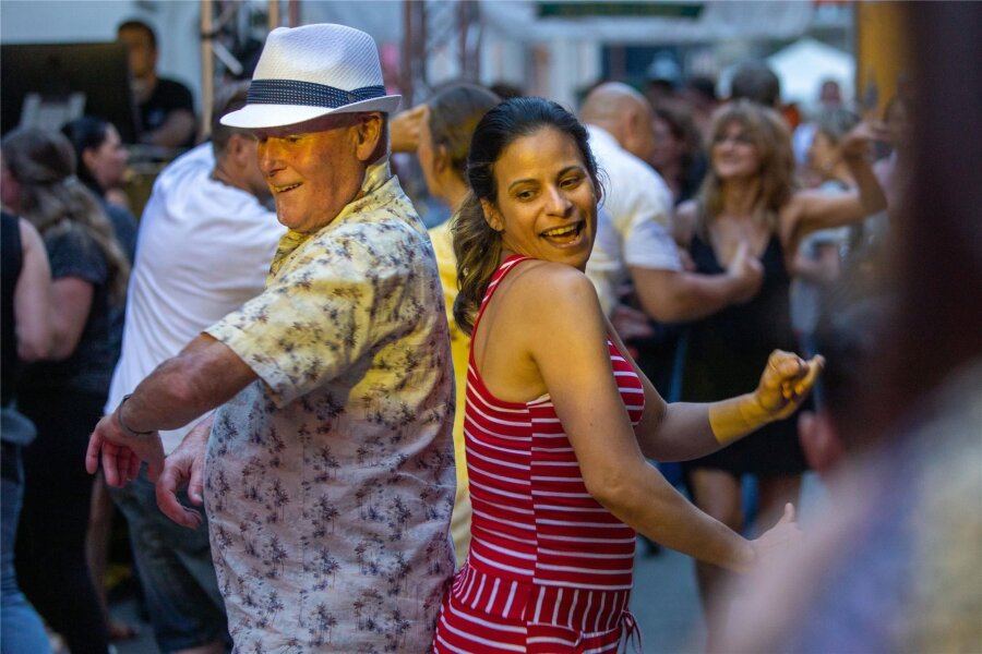 Nach Auszeit: Straßenfestival „Sol de Mañana“ kehrt zum Plauener Spitzenfest zurück - Spitzenfest 2022: Auf der Party „Sol de Mañana“ an der Dobenaustraße wurde bis spät in die laue Sommernacht getanzt. Doch danach war erstmal Schluss.