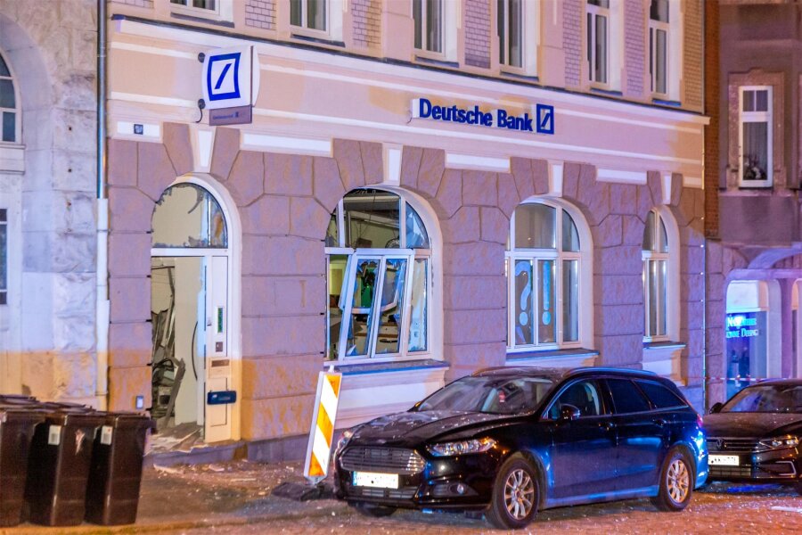Nach Automatensprengung: Bleibt die Filiale der Deutschen Bank in Limbach-Oberfrohna bestehen? - Ende Mai wurde ein Geldautomat in der Deutschen-Bank-Filiale in die Luft gesprengt.